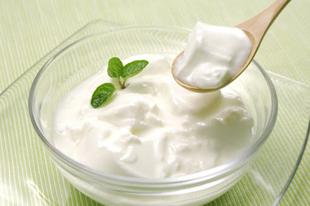 Sữa chua có chứa hàm lượng lớn axit lactic rất cần cho làn da trắng mịn