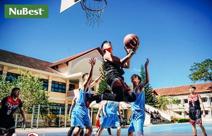 Bóng rổ là môn thể thao rất có lợi cho sự phát triển chiều cao