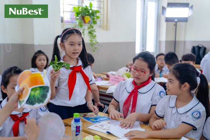 Chiều cao chuẩn của học sinh lớp 4 là 132.6 cm cho bé trai và 132.5 cm cho bé gái