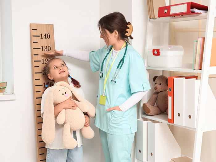 Thăm khám định kỳ giúp kịp thời phát hiện các dấu hiệu bất thường về chiều cao