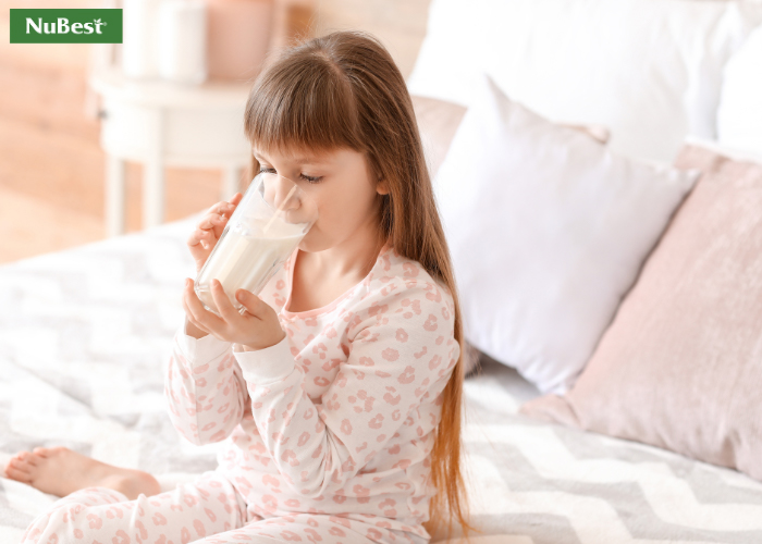 Cho trẻ uống 1 cốc sữa ấm trước khi đi ngủ 1 tiếng đồng hồ&nbsp;