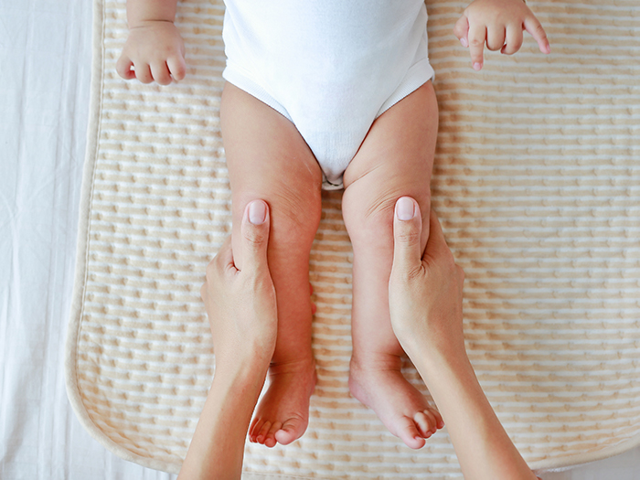 Massage đầu gối giúp lưu thông máu, nắn xương nhẹ, đúng kỹ thuật