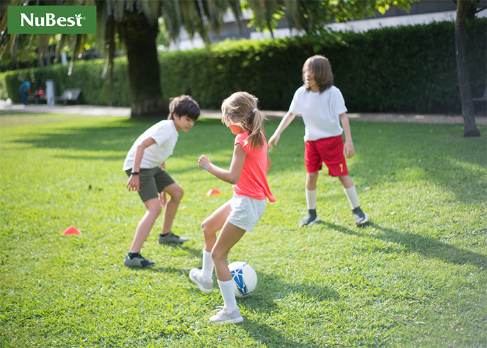 Cha mẹ đồng hành cùng trẻ trong những buổi luyện tập&nbsp;