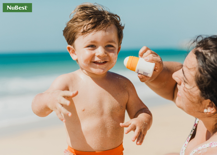Thoa kem chống nắng cho trẻ trước khi ra ngoài là một trong những việc cần thiết, hạn chế các tác động xấu trên da