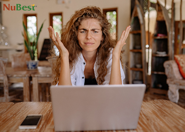 Nếp nhăn giữa 2 chân mày xuất hiện khi bạn cau có