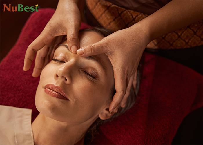 Bấm huyệt giúp cải thiện tình trạng nếp nhăn giữa 2 chân mày