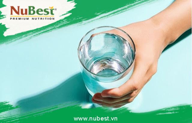 Uống nước thường xuyên liệu có giúp da ngăn chặn quá trình lão hoá