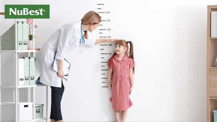 Trẻ tăng trưởng chiều cao kém do ảnh hưởng của rối loạn di truyền