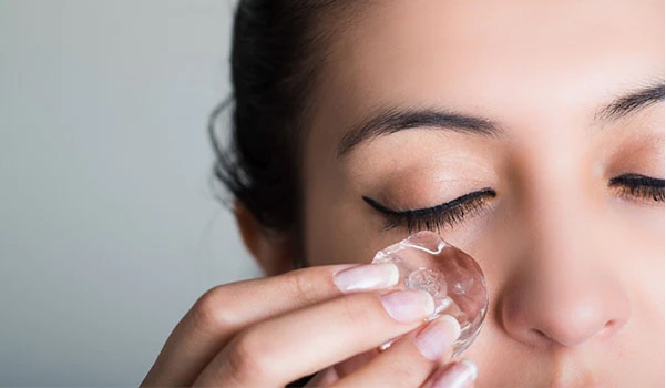 Đá lạnh có thể làm giảm sưng và bọng mắt