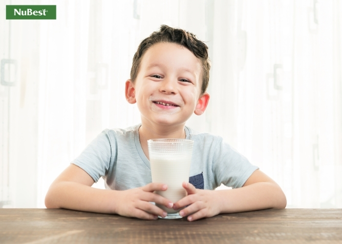 Chọn sữa cho trẻ 7 tuổi cần đảm bảo các tiêu chí khoa học