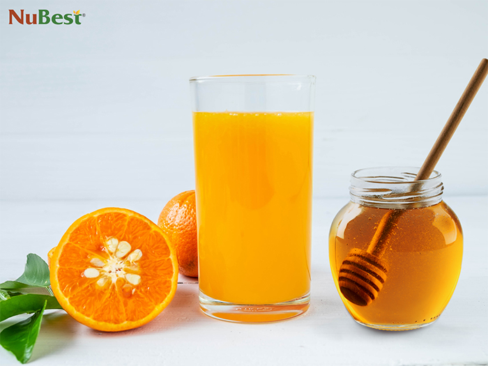 Massage hỗn hợp đều lên da từ 3 - 5 phút sau đó rửa lại với nước sạch