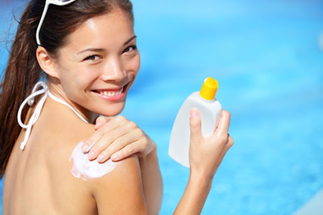 Đừng quên thoa kem chống nắng để làn da được bảo vệ tối đa