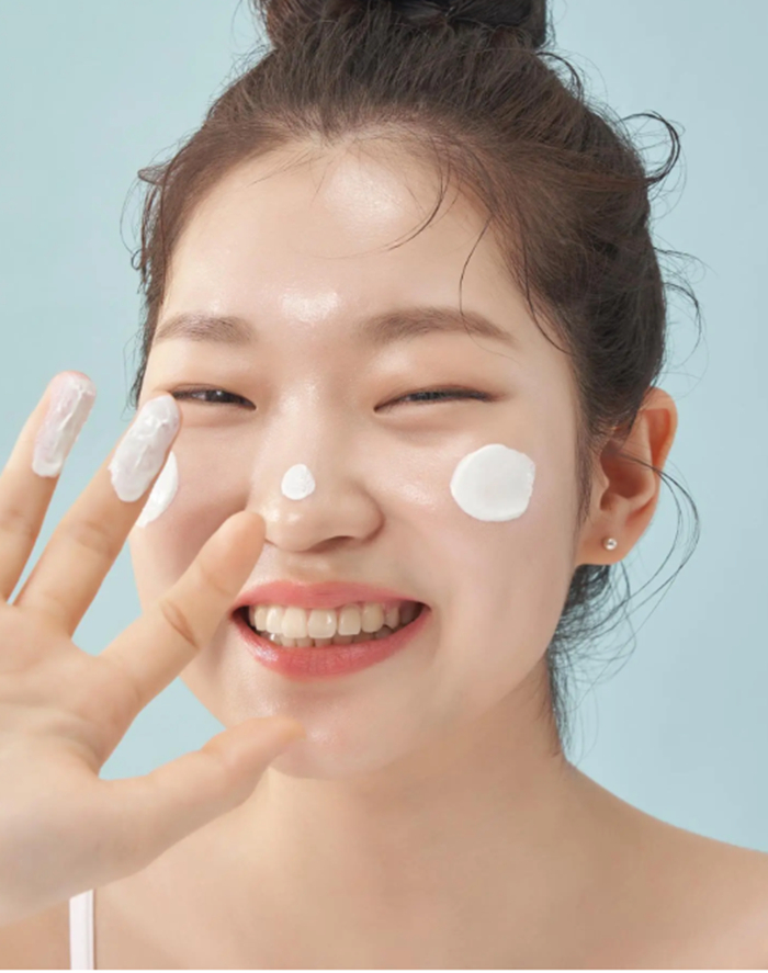 Sau quá trình tắm trắng với nghệ, bạn không quên chăm sóc và bảo vệ làm da với kem chống nắng và kem dưỡng 