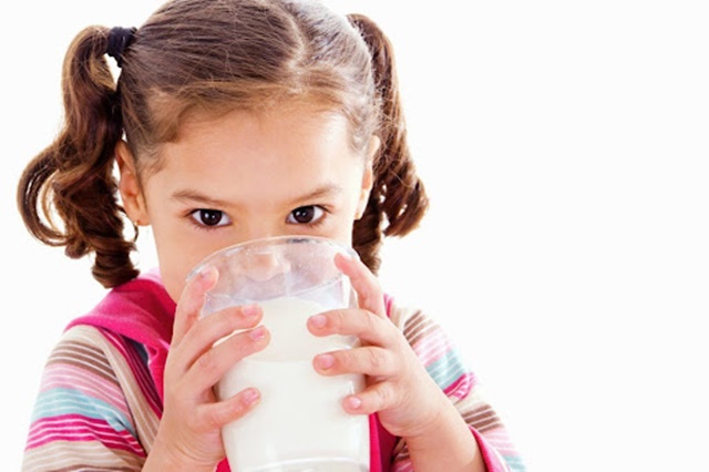 Nên cho trẻ uống sữa với lượng vừa phải