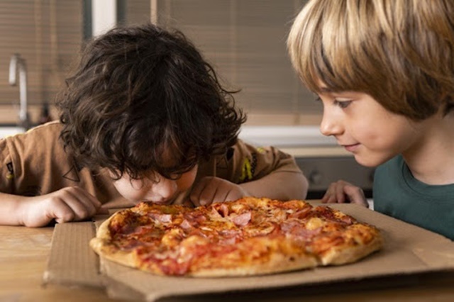 Muốn tăng chiều cao cho trẻ 6 tuổi hiệu quả, cha mẹ nên hạn chế các loại đồ ăn nhanh