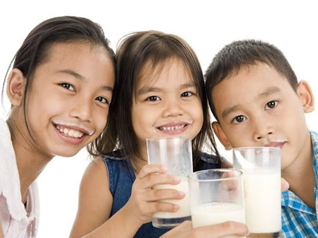 Uống sữa bổ sung nhiều dưỡng chất tốt cho chiều cao