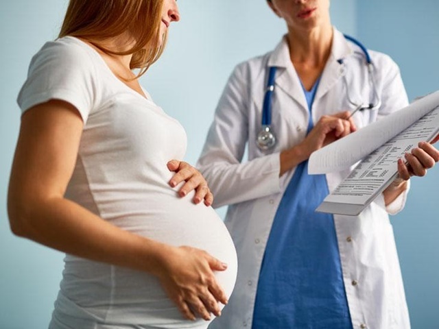 Nên thường xuyên thăm khám sức khỏe trong quá trình mang thai