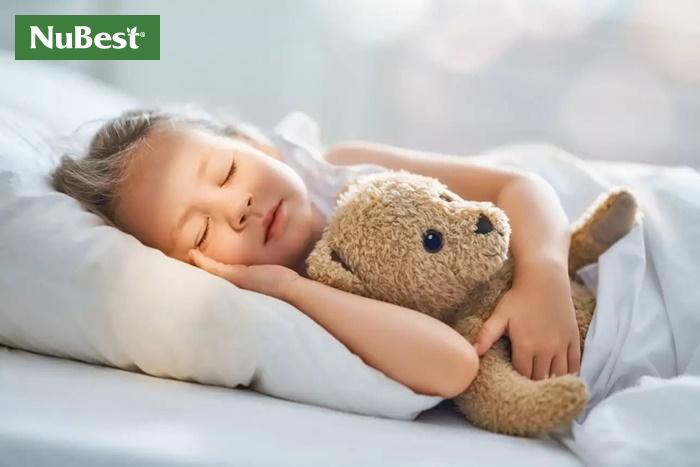 Ngủ sớm và đủ giấc giúp trẻ cao lớn và khoẻ mạnh hơn