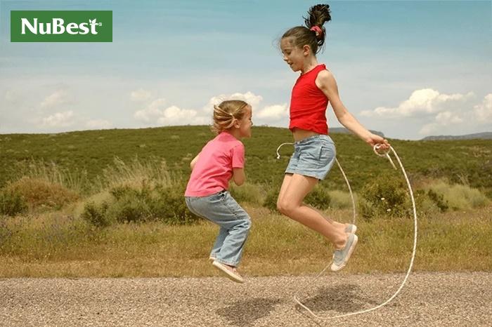 Bài tập nhảy dây có lợi cho sự phát triển chiều cao ở trẻ