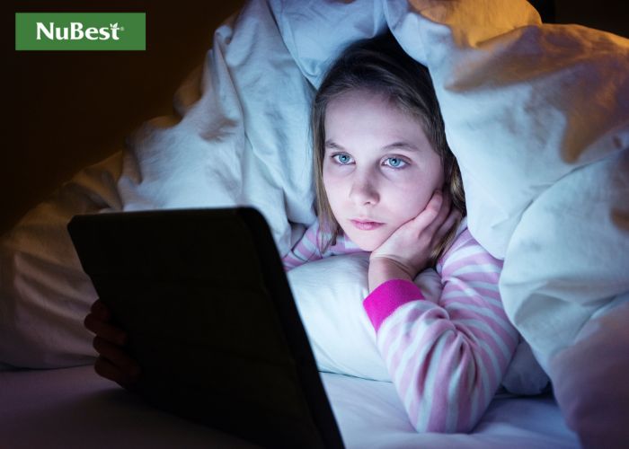 Thức khuya khiến cho quá trình sản sinh nội tiết tố tăng trưởng bị kìm hãm 