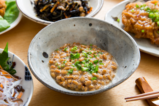 Natto là món đậu lên men của Nhật rất giàu vitamin K2