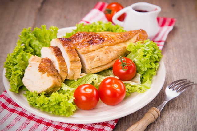Thịt gà cung cấp 10 mcg vitamin K2 với khẩu phần 100g