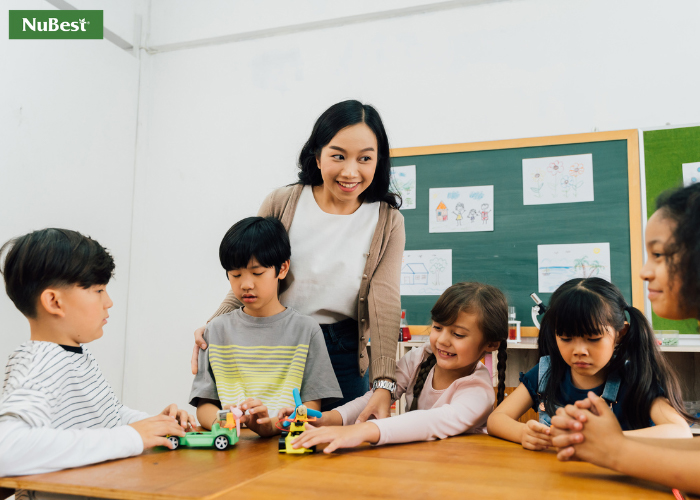 Chia sẻ, lắng nghe và giúp trẻ có những suy nghĩ, hành động đúng đắn và phù hợp&nbsp;