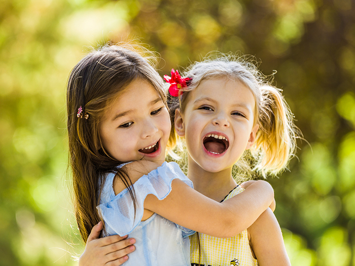 Nên tạo điều kiện cho trẻ vận động thể chất hằng ngày