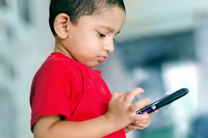 Sử dụng máy tính, ipad không chỉ ảnh hưởng giấc ngủ còn khiến mắt gia tăng độ cận, loạn thị
