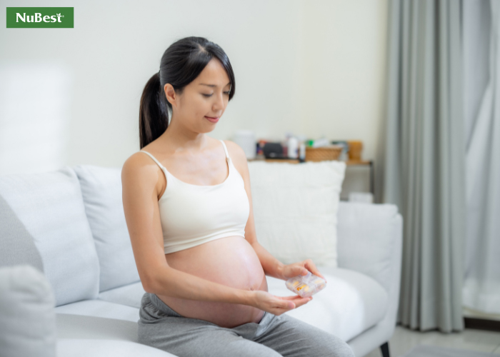 Trong giai đoạn mang thai mẹ cần bổ sung theo hướng dẫn từ bác sĩ các dòng thực phẩm chức năng và sữa&nbsp;