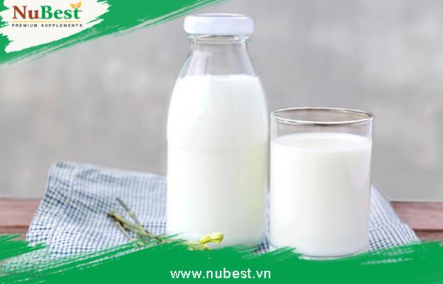 Sữa tươi có chứa các dưỡng chất làm dịu da và dưỡng ẩm hiệu quả