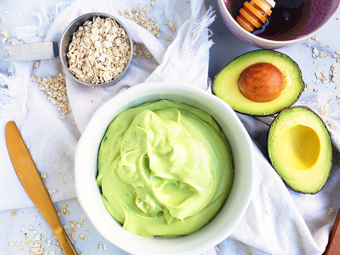 Kết hợp bơ&nbsp;và bột yến mạch để trị mụn.