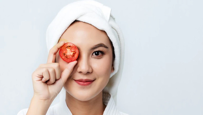 Cà chua chứa hàng loạt dưỡng chất rất có lợi trong việc trị mụn và làm trắng da