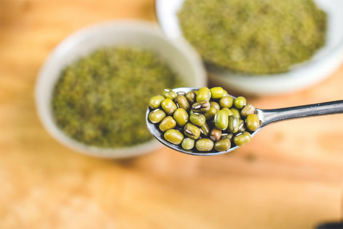 Đậu xanh chứa hàng loạt các dưỡng chất rất hữu hiệu trong việc trị mụn