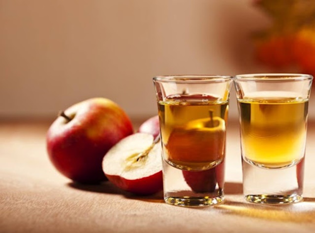 Trộn giấm táo và dầu oliu để được hỗn hợp thoa mặt trị mụn
