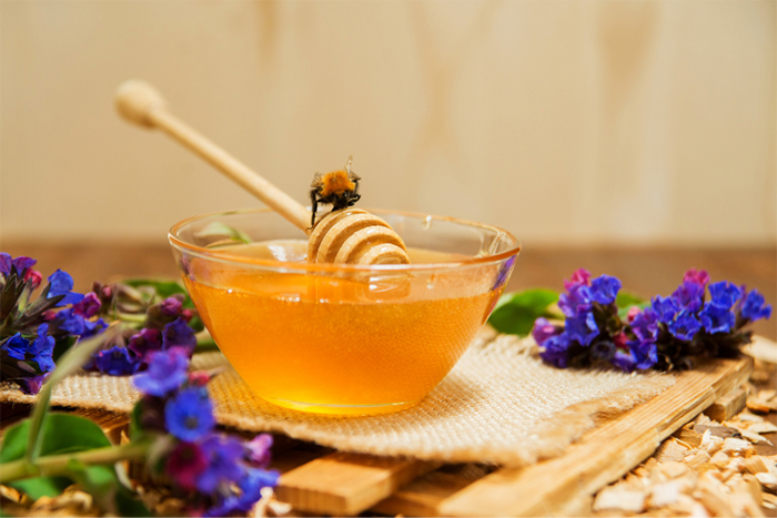 Mật ong nguyên chất là cách trị mụn phù hợp cho những nàng bận rộn