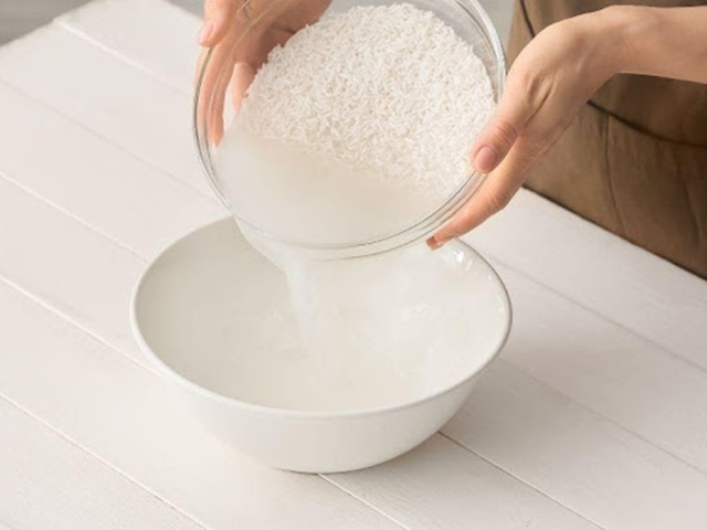 Nước vo gạo giúp dưỡng trắng và trị mụn cho làn da