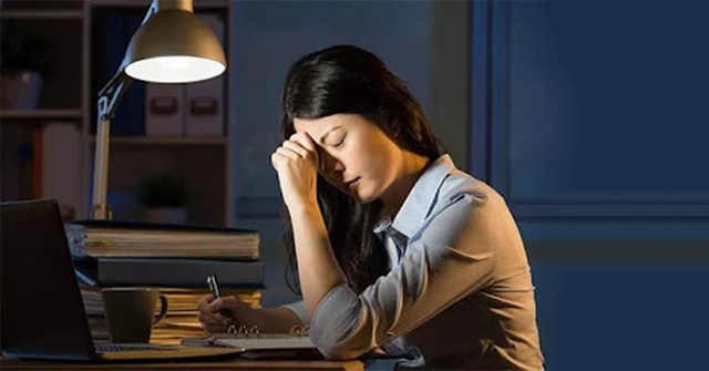Thường xuyên thức khuya có thể tạo điều kiện cho mụn đầu đen hình thành