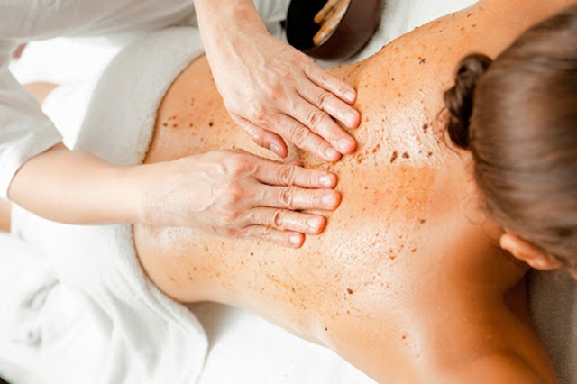 Massage lưng với đường nâu để trị mụn lưng hiệu quả