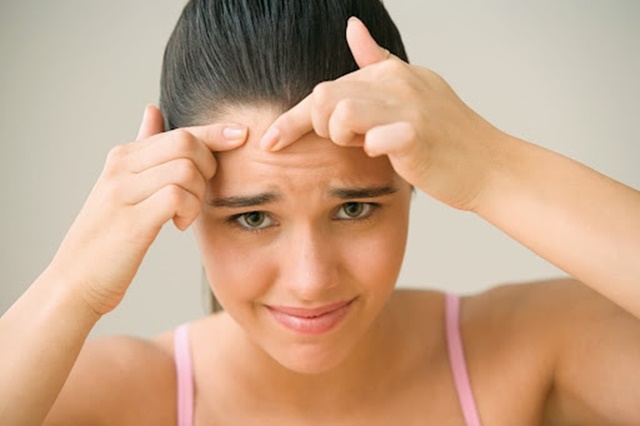 Hạn chế đưa tay lên vùng mụn để tránh viêm nhiễm