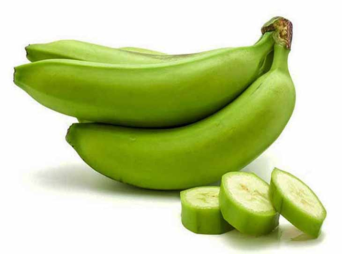 Bạn nhớ ngâm chuối xanh với nước muối để làm sạch nhựa trong loại quả này nhé
