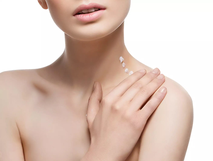 Đừng quên câu “Mặt ăn gì thì cổ ăn nấy” để làn da ở cổ cũng được chăm sóc tỉ mỉ