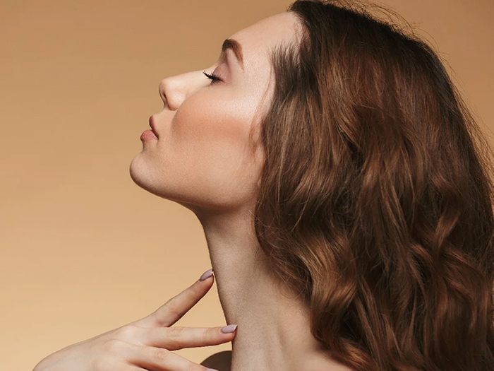 Da cổ chỉ dày bằng ⅔ da mặt và rất nhạy cảm