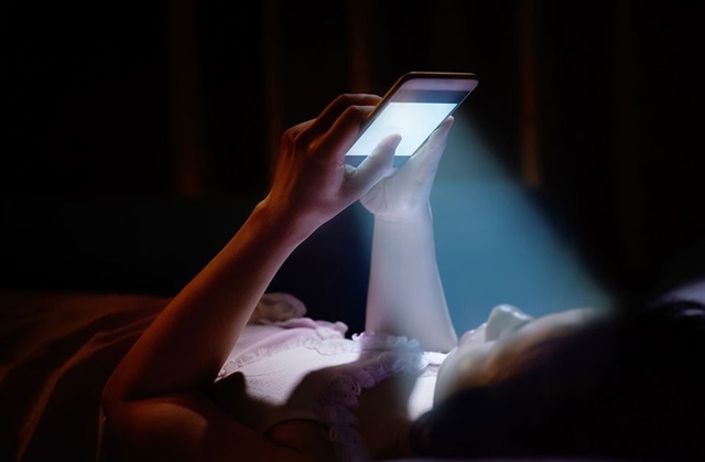 Ánh sáng xanh từ điện thoại có thể khiến trẻ khó đi vào giấc ngủ và ngủ không sâu giấc