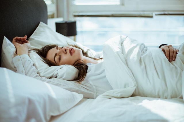 Một chiếc giường ngủ êm ái vừa giúp cơ thể được thư giãn vừa giúp bạn ngủ ngon hơn
