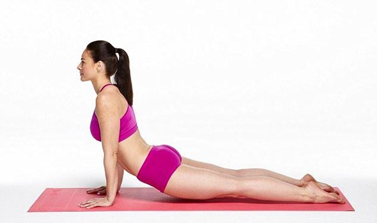 tư thế rắn hổ mang cho tuổi 25