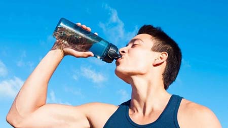 uống nước đầy đủ mỗi ngày giúp tăng chiều cao lên 1m7